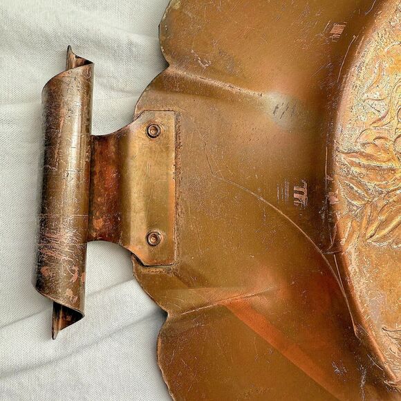 VINTAGE ANTIQUE BRASS ROUND VICTORIAN FLORAL SERVING DRINKS TRAY 13 inches - Picture 5 of 7